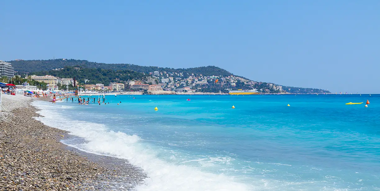 Plage de galets sur la promenade des Anglais à Nice