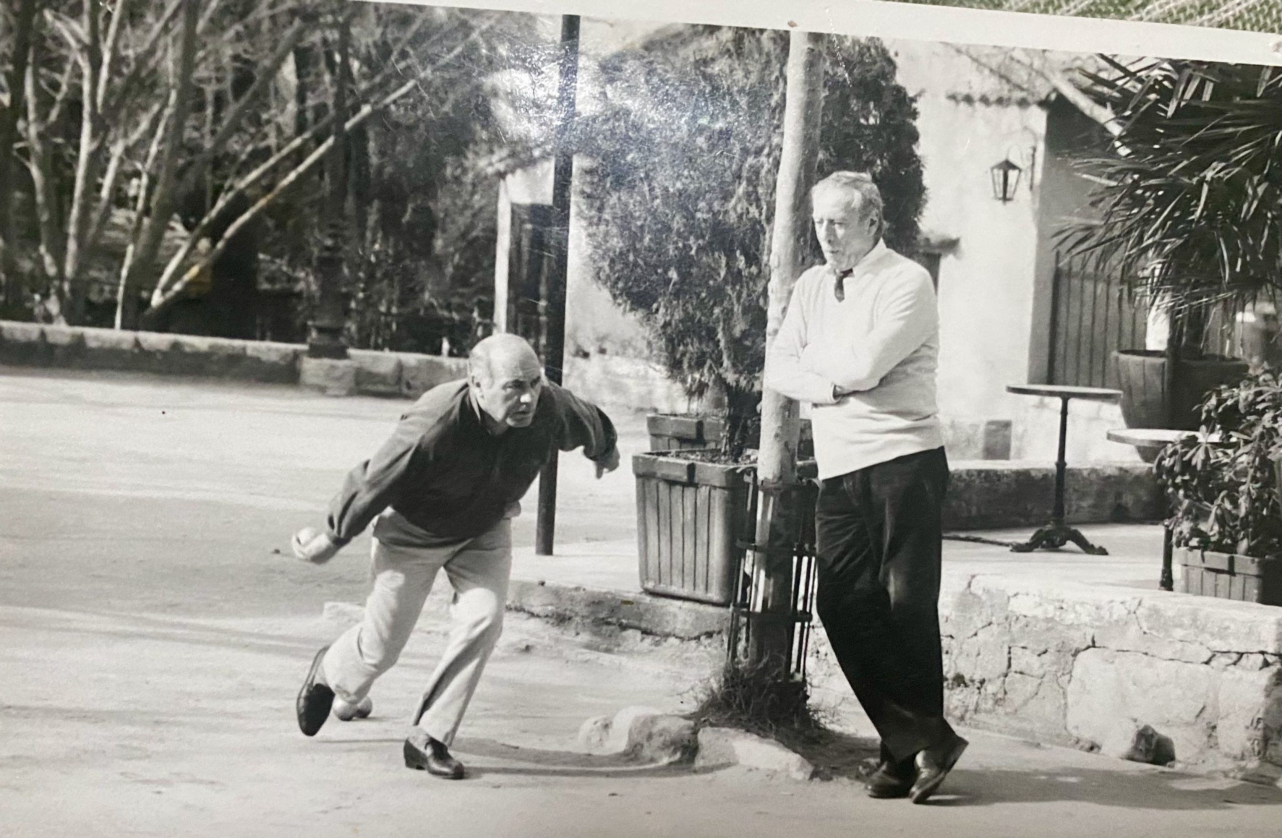 Photo de yves Montand jouant à la pétanque